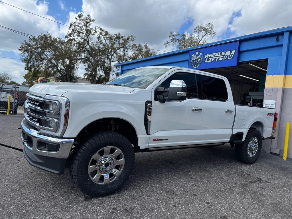 Rancho 2.5 Shocks, 37/12.50R A/T Tires, LevelingKit - Photo 1