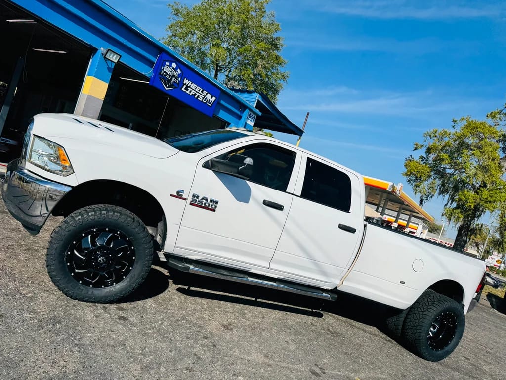 Leveling Kit with 35/12.50R20 A/T Tires - Photo 1