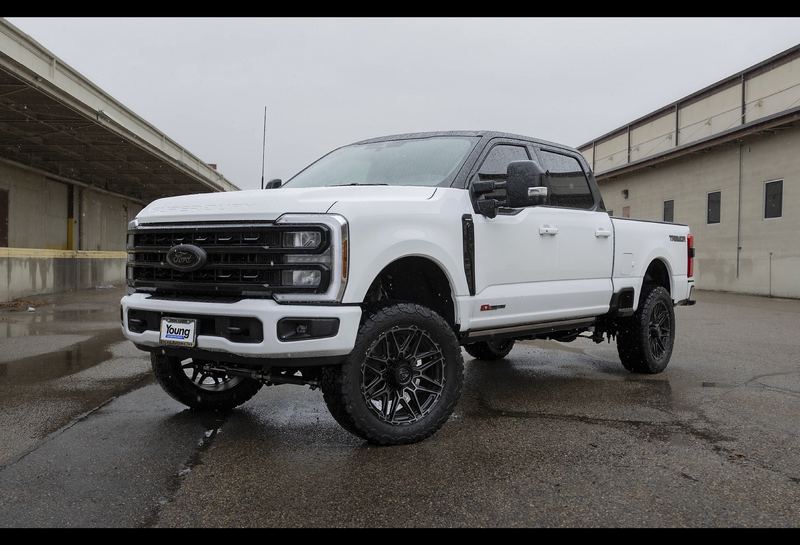 Camion Ford F-250 Super Duty elevado blanco