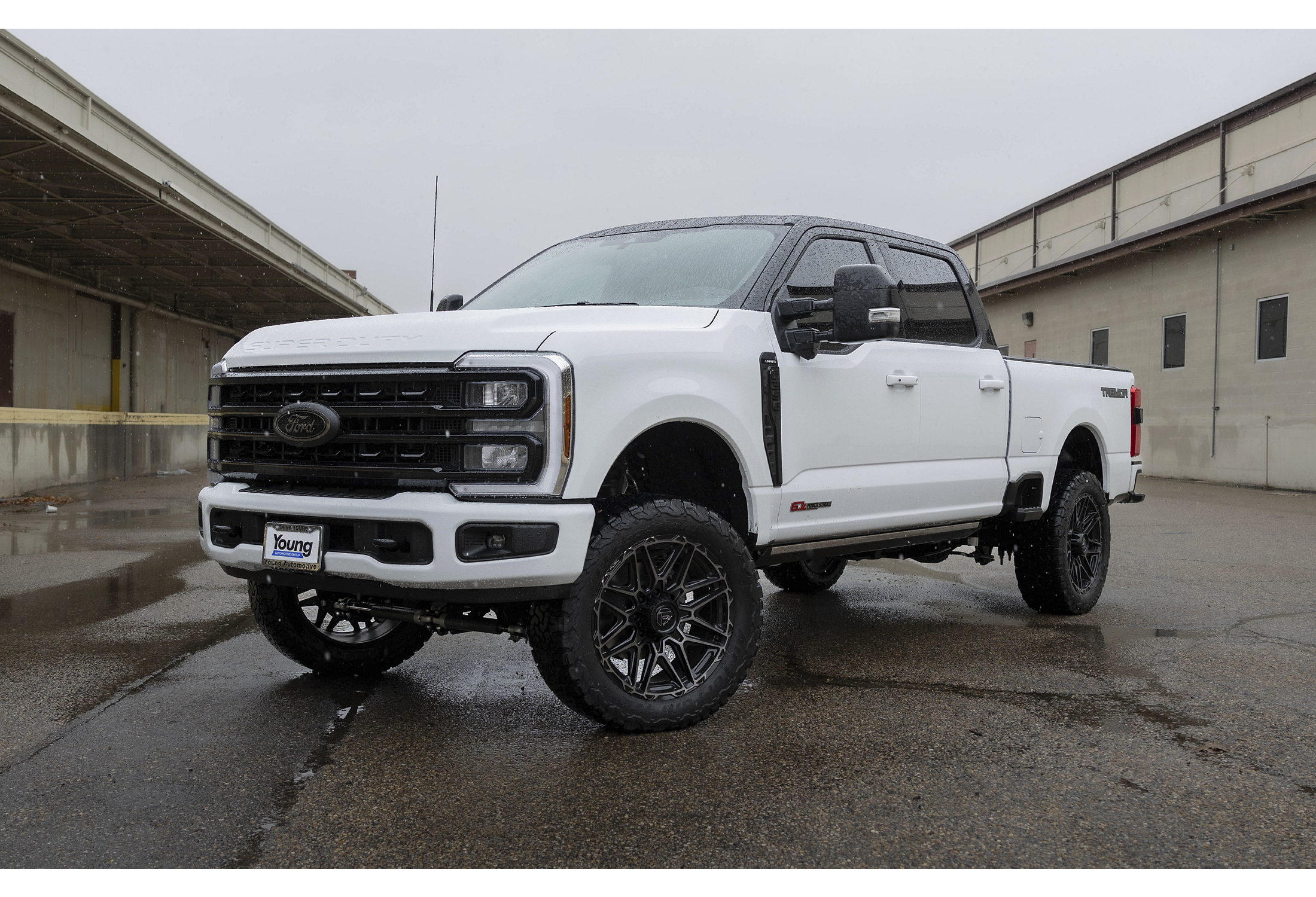 Camion Ford F-250 Super Duty elevado blanco