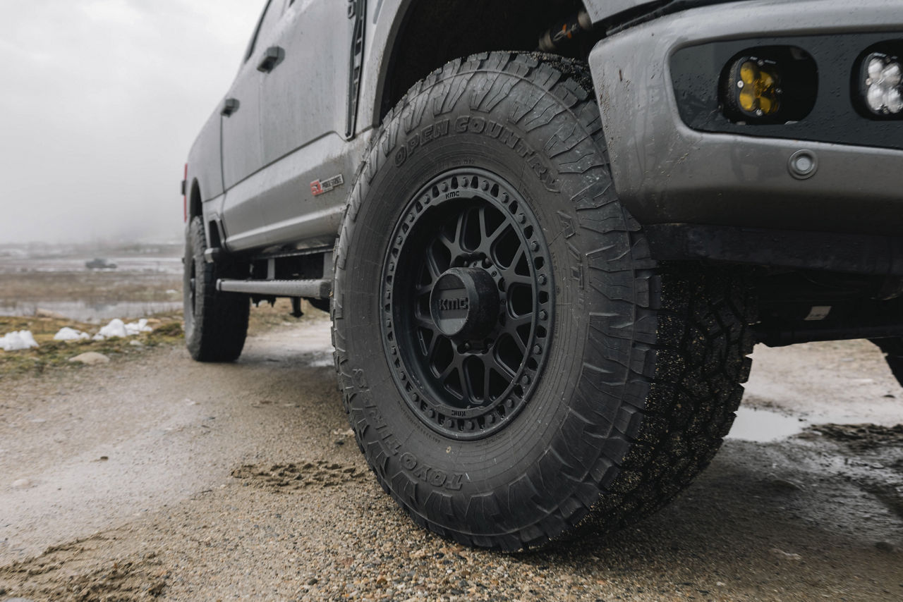 Ford Super Duty elevado con rines KMC y llantas Toyo Open Country en LR Wheels N Lifts Tampa